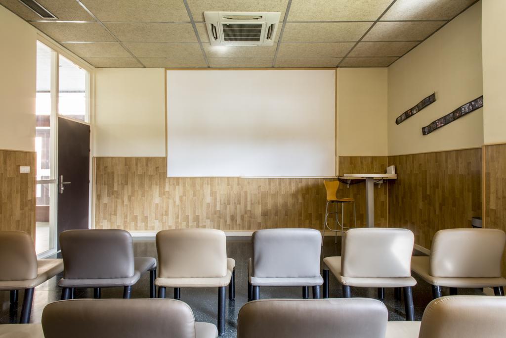 Residencia Universitaria Resa Giner De Los Rios Alcalá de Henares Extérieur photo