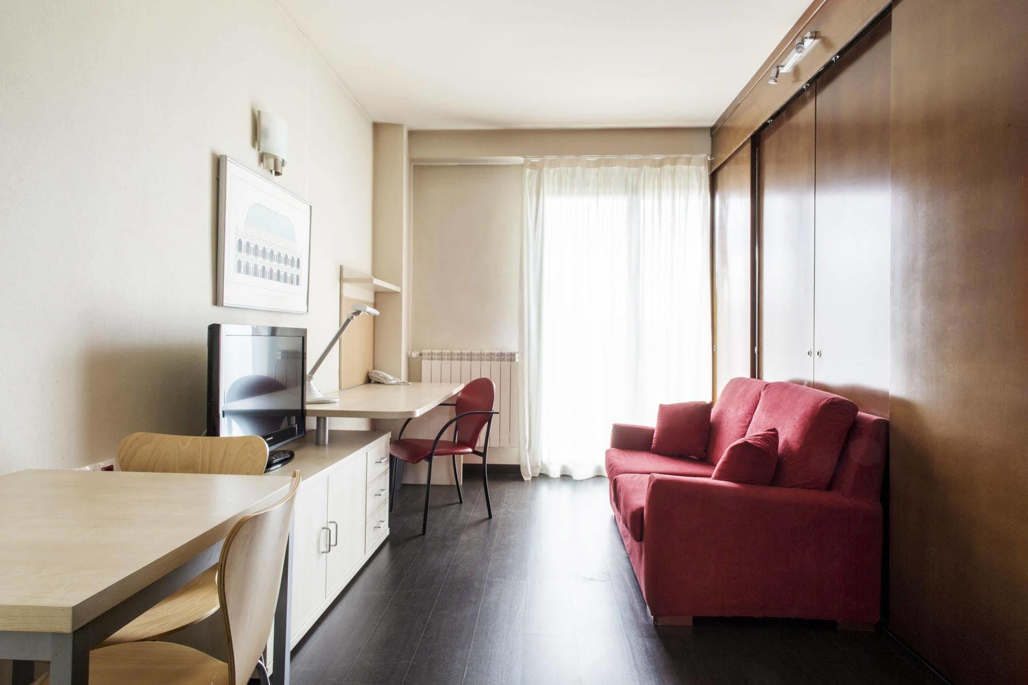 Residencia Universitaria Resa Giner De Los Rios Alcalá de Henares Extérieur photo