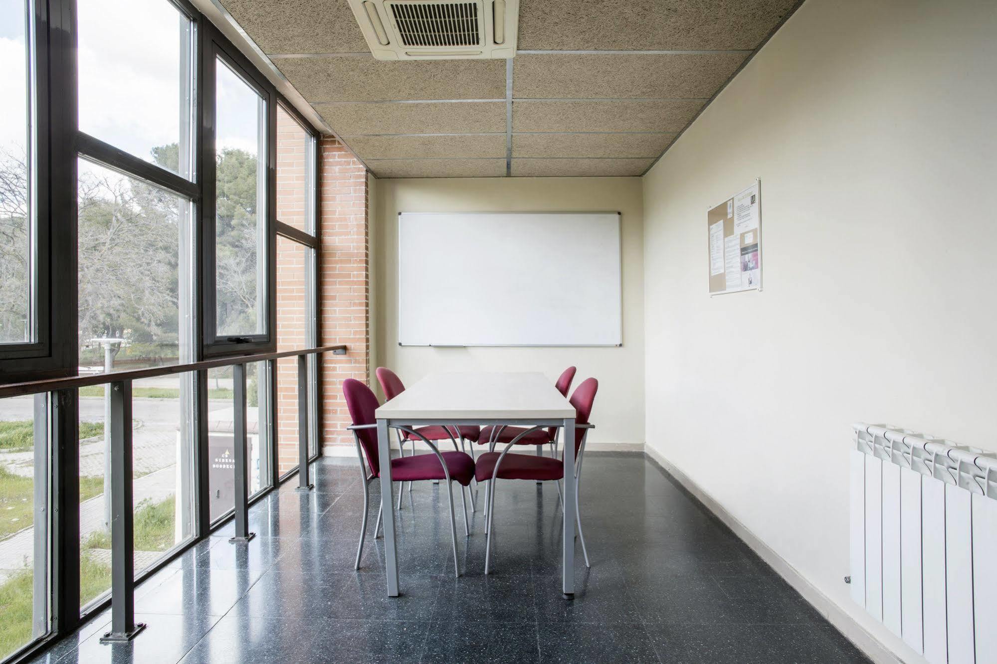 Residencia Universitaria Resa Giner De Los Rios Alcalá de Henares Extérieur photo